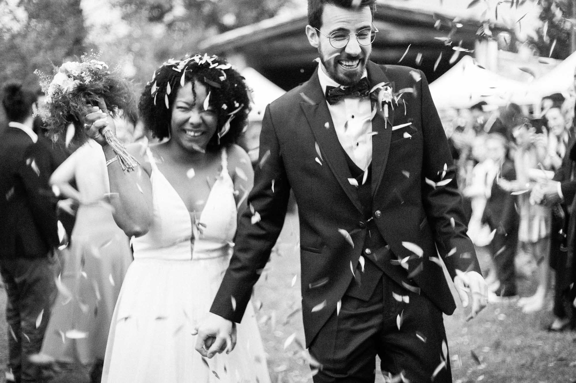 Mariana y Arnau caminando entre sus invitados después de la ceremonia
