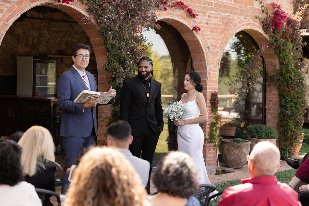 Una cerimònia entre els arcs de maó de la finca. El casament de la Mercedes i en Jay.